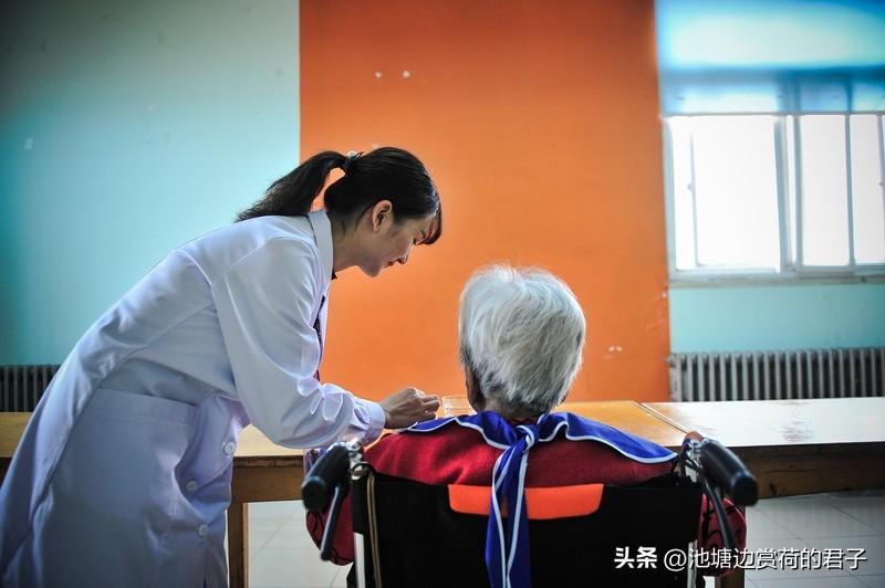 媒体：照料老人不是“低端活” 照料老人可不是所谓的“低端活”，这事儿里头门道可多