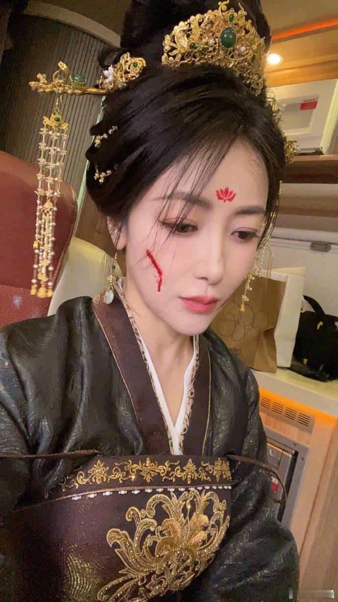 #陈紫函破碎的n次方##陈紫函逆反5宫格自拍# 陈紫函“破碎的你破碎的心破碎的妆