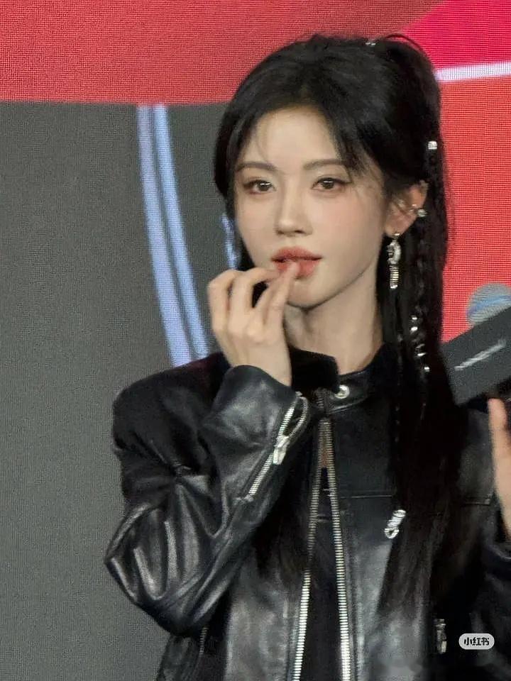 鞠婧祎真的美爆了，我觉得网红妆的鼻祖就是小鞠啦！ ​​​