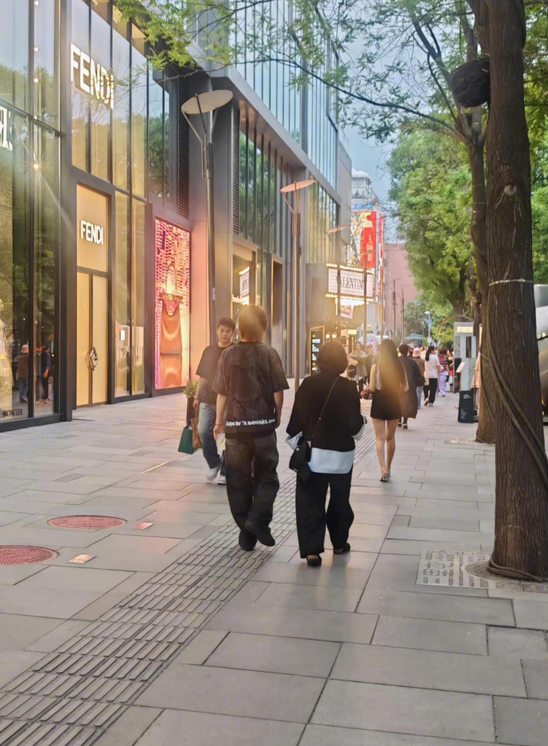 三里屯偶遇马柏全 偶遇马柏全三里屯逛街  新鲜的圈圈 背影挡不住帅气 