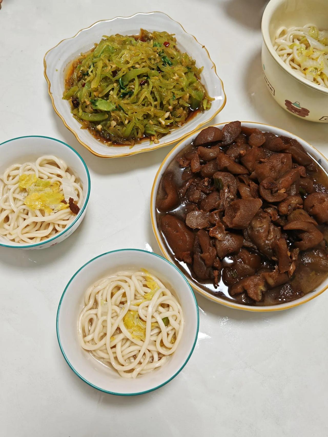 2025.5.6晚饭🥢
今天晚上接完孩子回到家都快七点了，老妈把饭也做好了。
