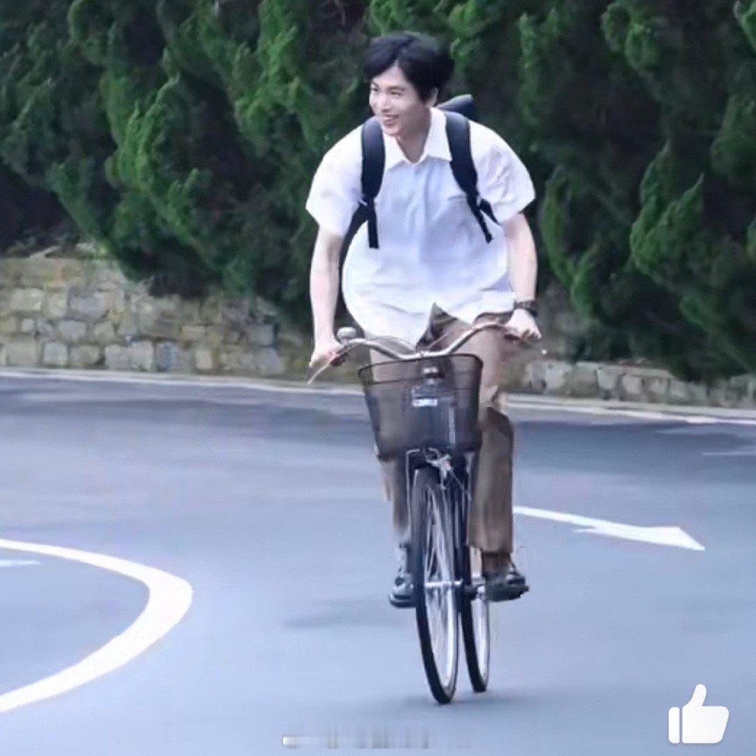#张凌赫樱桃琥珀骑自行车路透#张凌赫在新剧的片场路透来了，电视剧《樱桃琥珀》也是