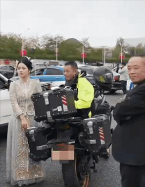 “太让人感动了”10月15日报道，贵州一名女子出嫁，父亲想要去参加女儿的婚礼，可