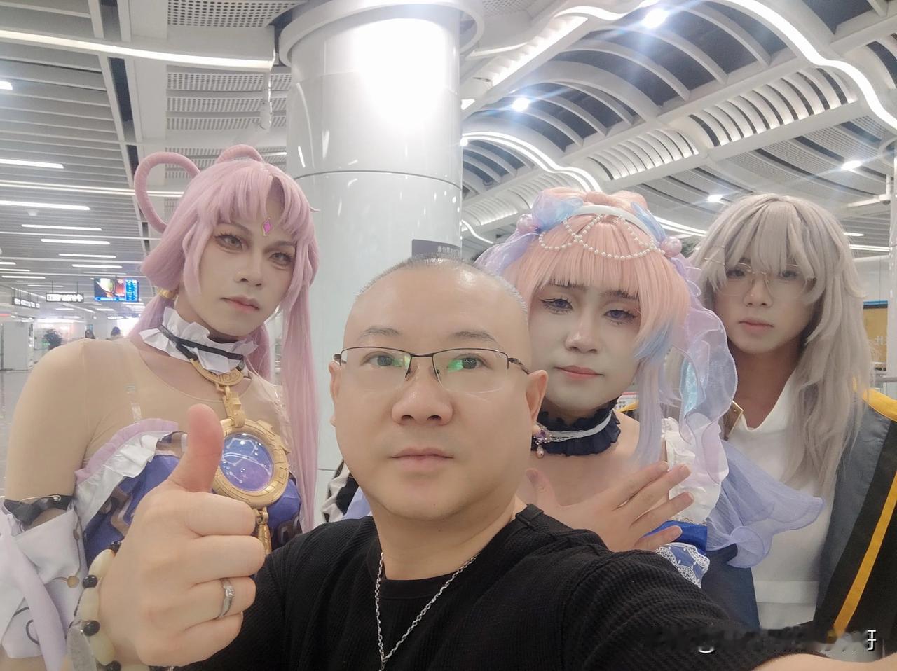  厦门地铁咋了，这么多妖魔鬼怪啊？原来今天厦门动漫展，看着这些年轻的朋友充满对未