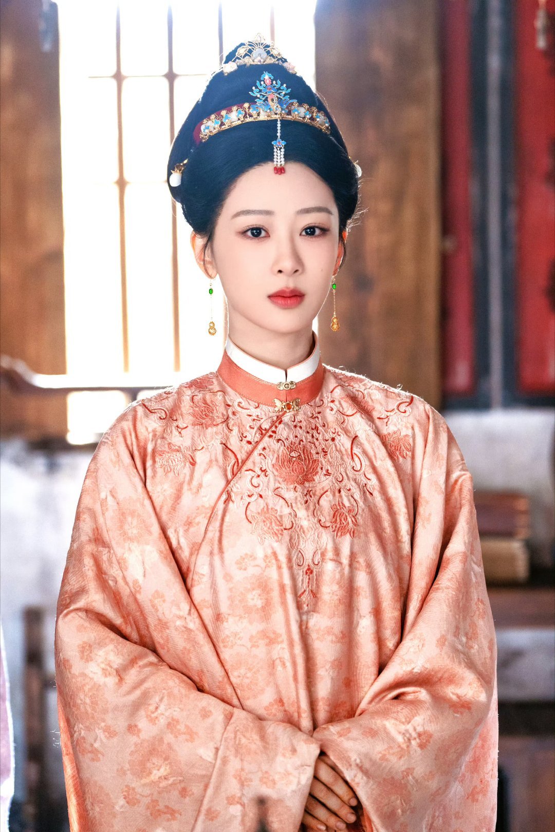 杨紫杨紫李祯 yz 杨紫家业鲜花在裙间悄然绽放，被微光眷顾的她裙带散落身后，晕染