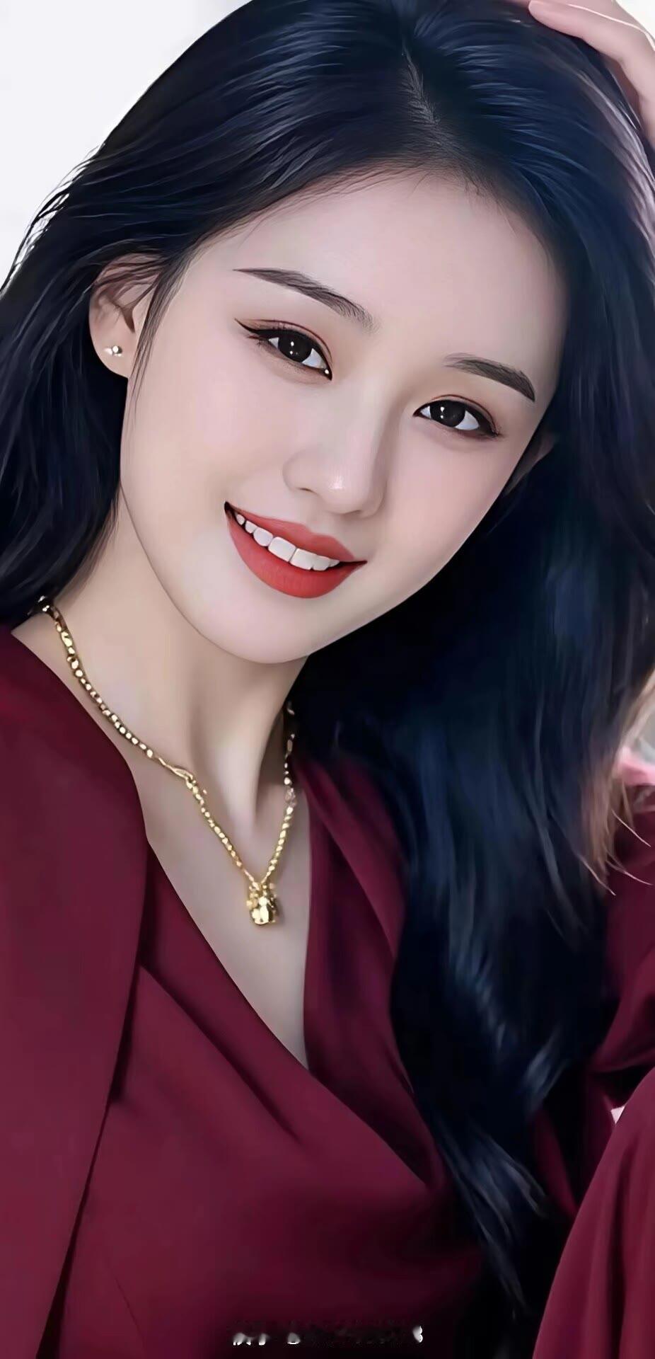 优雅红衣少女，微笑如春日暖阳