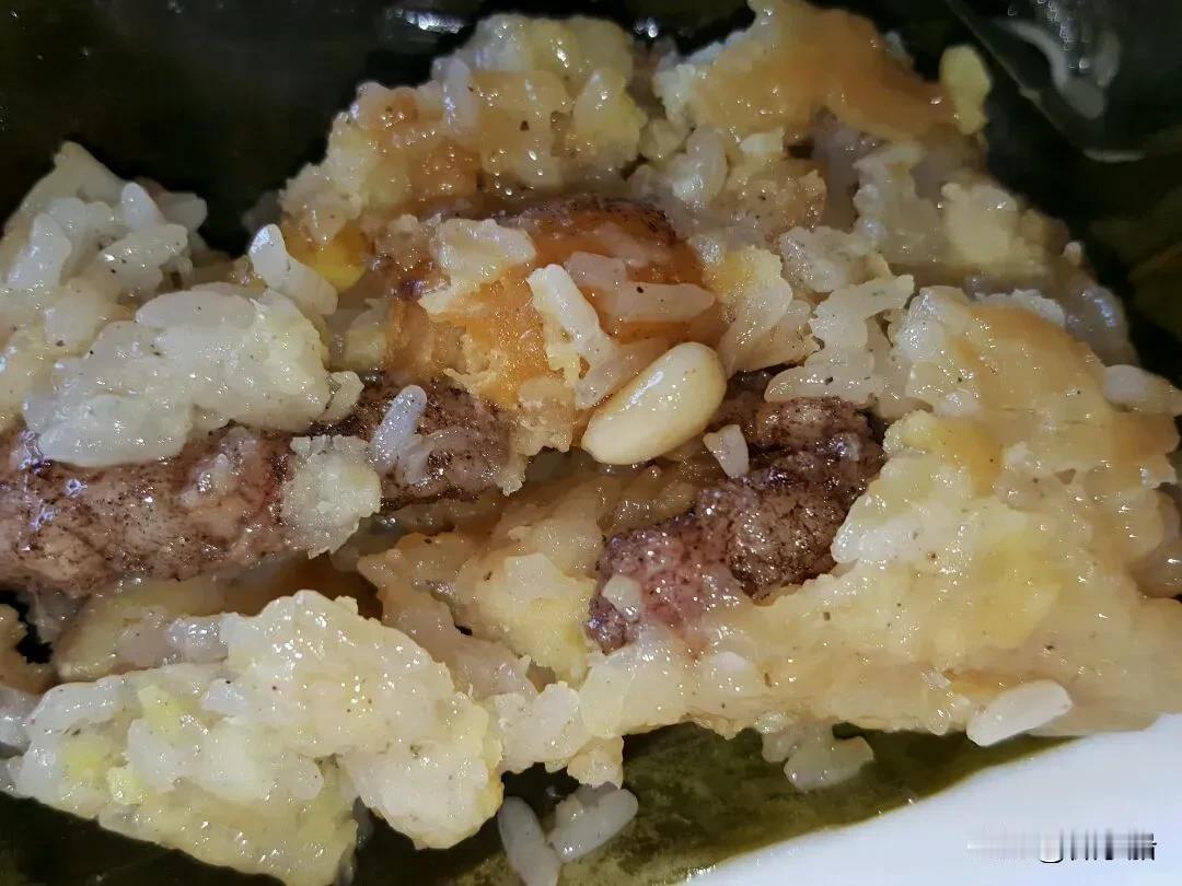 今天自己包了几个粽子，咸肉粽，非常好吃。比北方的甜粽子好吃几个档。不懂为什么有些