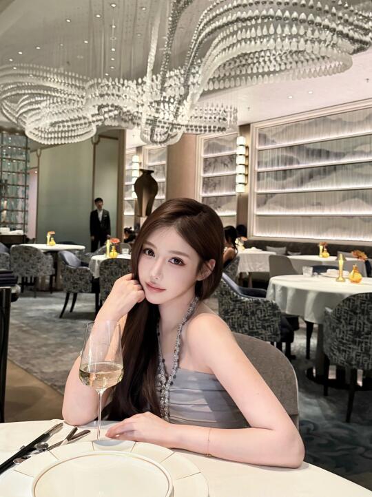 漂亮不可以当饭吃 但是可以和我吃漂亮饭