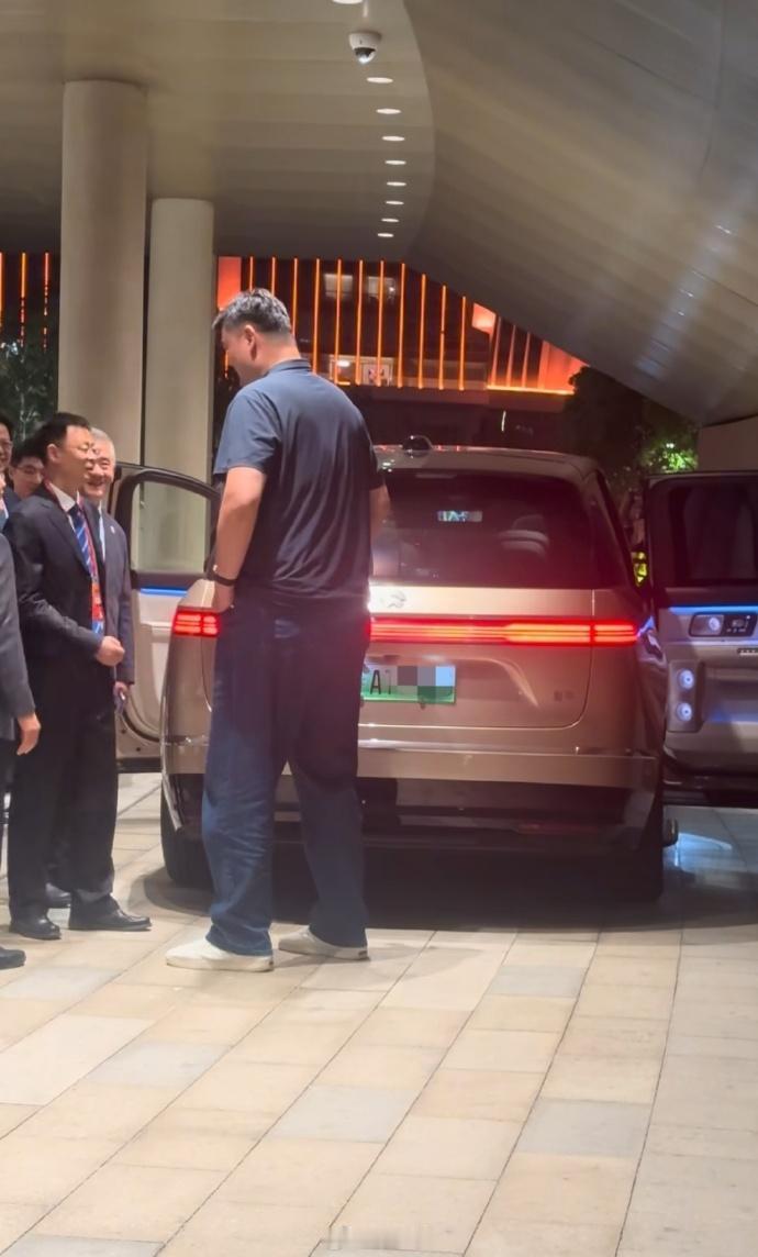 蔚来es9在姚明面前就像个紧凑型suv[泪奔]