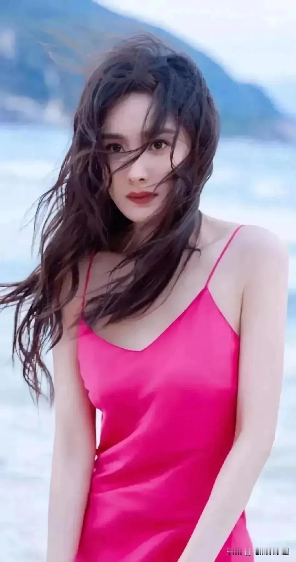 杨幂大幂幂海边吊带大长腿中国女明星里谁的腿特别好看?