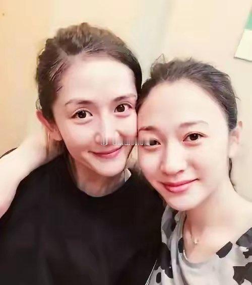 谢娜李小冉北京聚餐，俩人穿着简单朴素背帆布包，一人一辆大路虎 ​​​