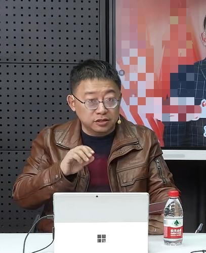 建议沈逸教授可以多开一些公开课，

不是因为他的专业能力有多强，

也不是因为他