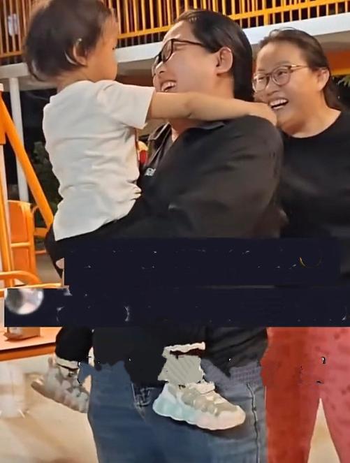 近日，河北保定两岁小妹妹跟着哥哥出门玩耍，妹妹一眼就抱住小区里一位陌生阿姨，认定