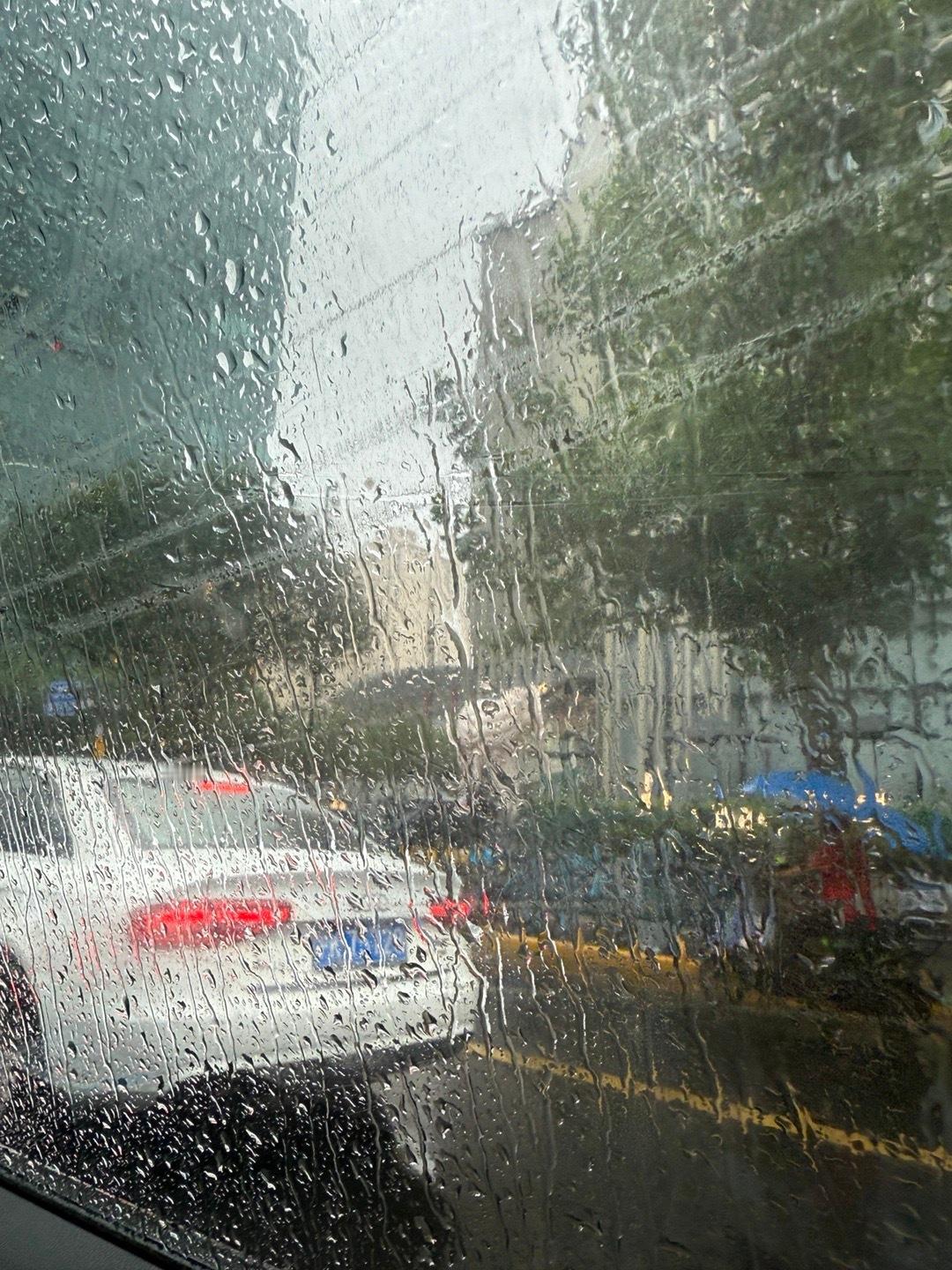 贺涵 下雨了 能不能来接我 我的洞洞鞋不能沾水[泪]  ​​​