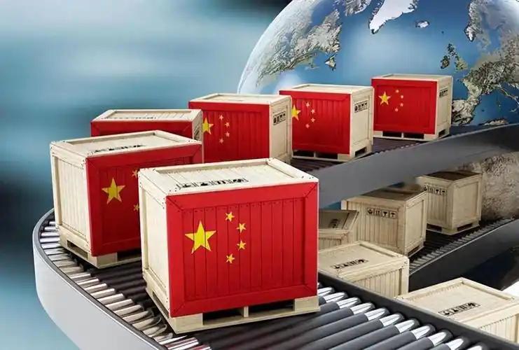 当华盛顿还在玩“加关税、搞对抗”的老套路，当全球战火纷飞、供应链濒临断裂，中国悄