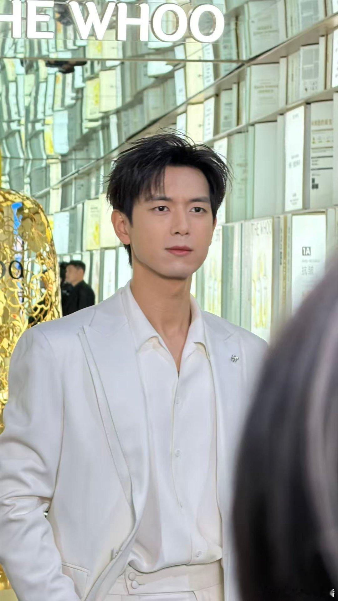 李现内娱的线下神图永动机 侧过脸去，下颚线像一道分水岭——岭这边是少年气，岭那边