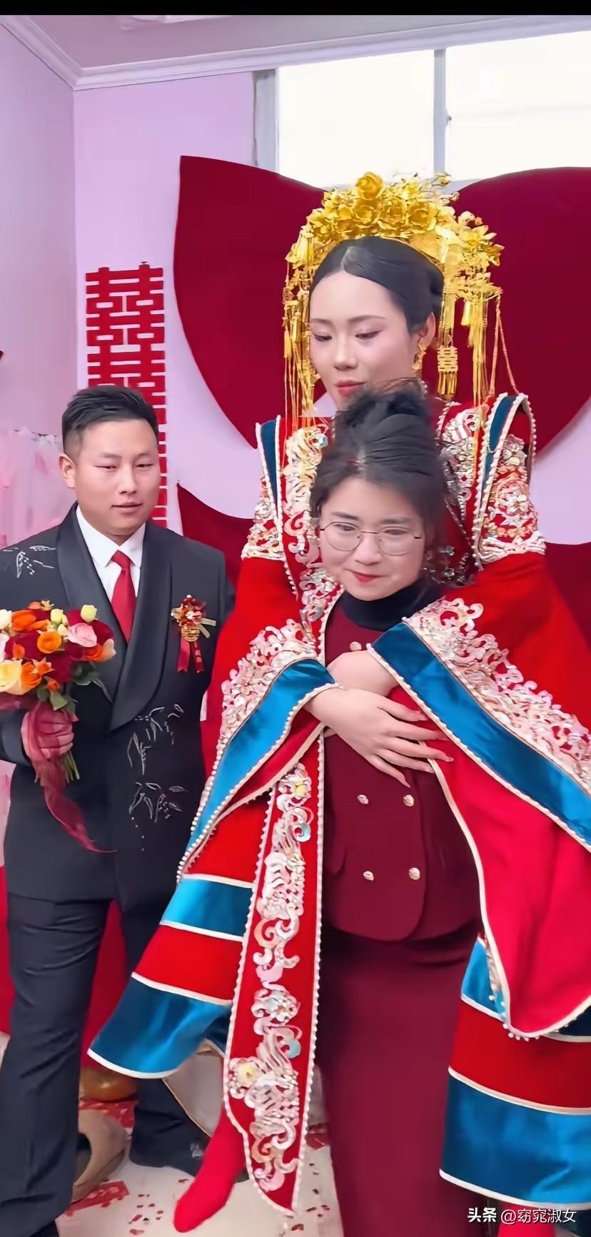 当之无愧!
她被称为全网最美军嫂，军哥哥在部队不能回来参加妹妹的婚礼，军嫂代替军