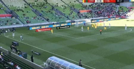 中国男足vs喀麦隆开场3分钟就丢球了。8分多钟丢了第二个。0比2！ 