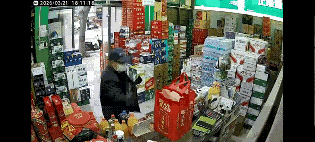 要不是店里有监控，就让坏人得逞了。

一个60多岁的老人进店买烟和酒，当店家把烟