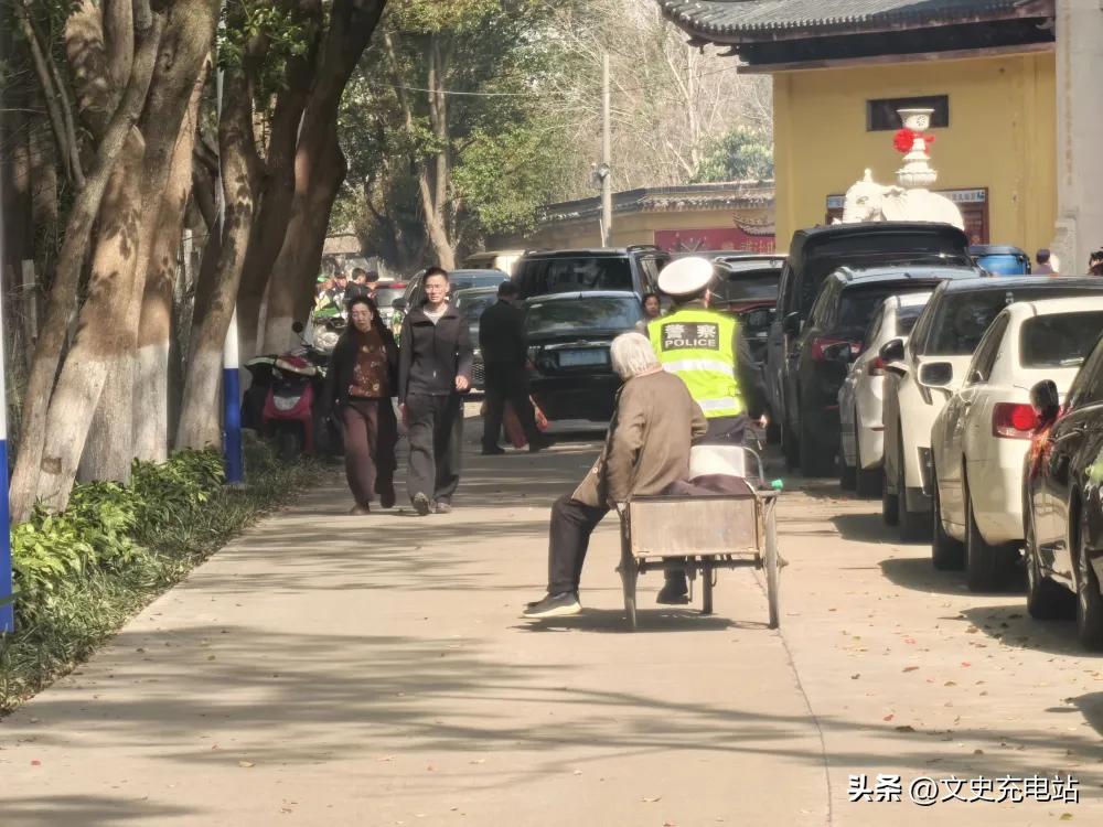 “看哭了！”3月30日报道，江苏常州，一高龄老人因为年纪大了，已经6年没去祭扫老