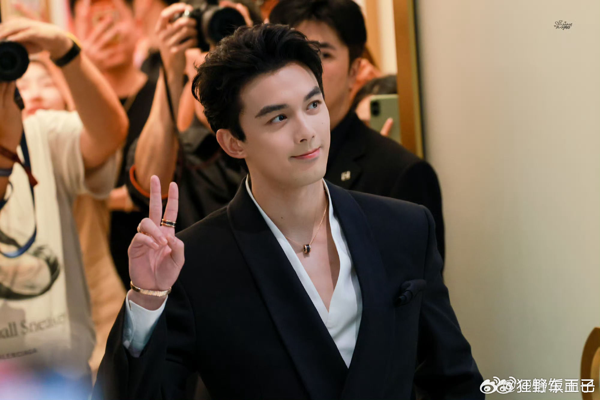吴磊沈阳线下活动人气吴磊我还可以再往外走一点吗吴磊你这不顾我死活的帅气真的很让我