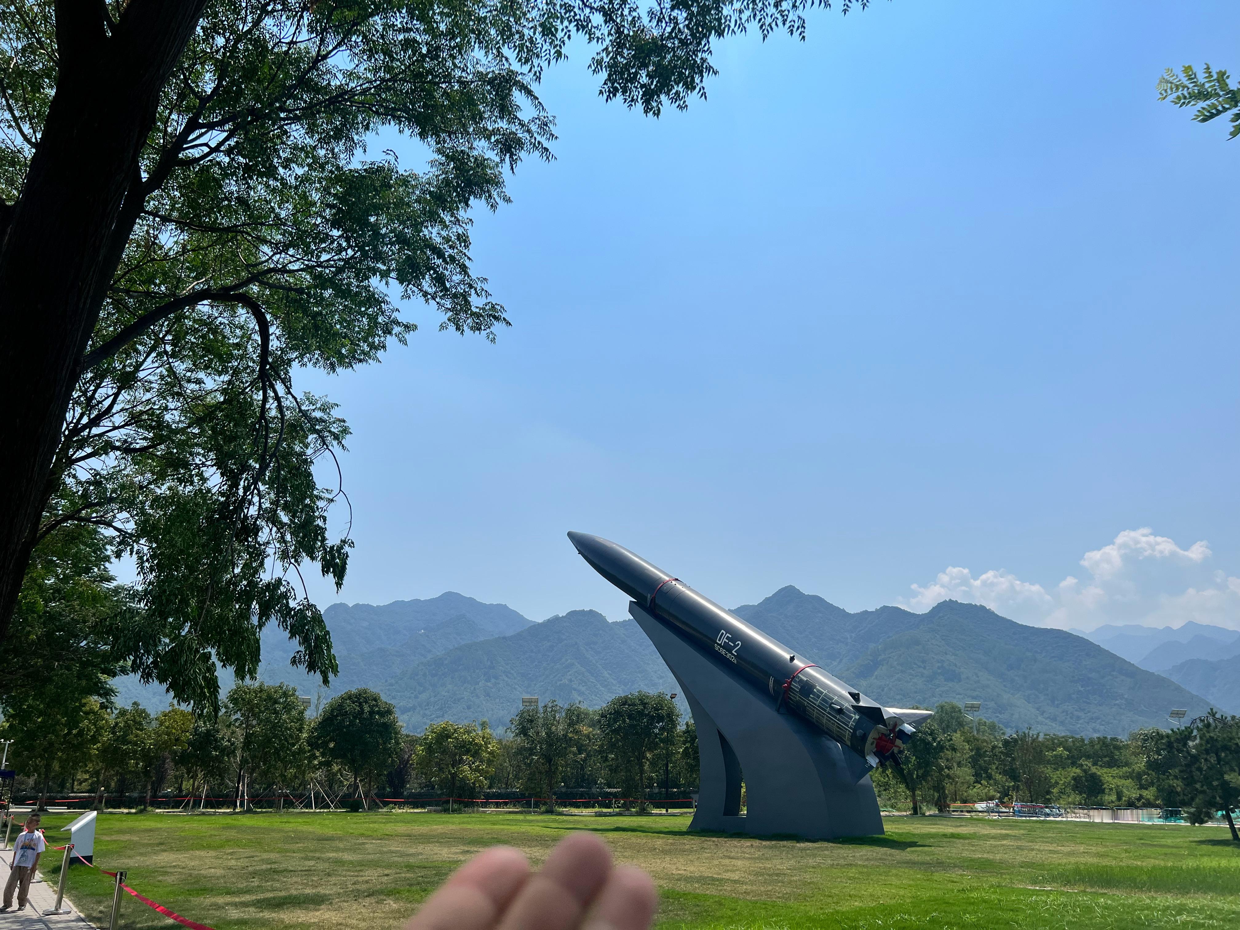 美国前国务卿和著名智库兰德公司都认为：“美国对上海和北京进行核打击的话，美国只会