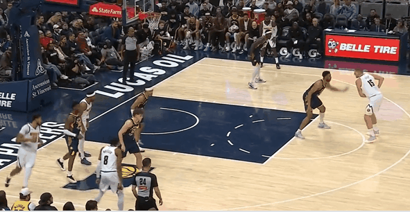 上课了！约老师这梦幻脚步太秀了！
在今天NBA常规赛掘金对阵步行者的比赛第二节比