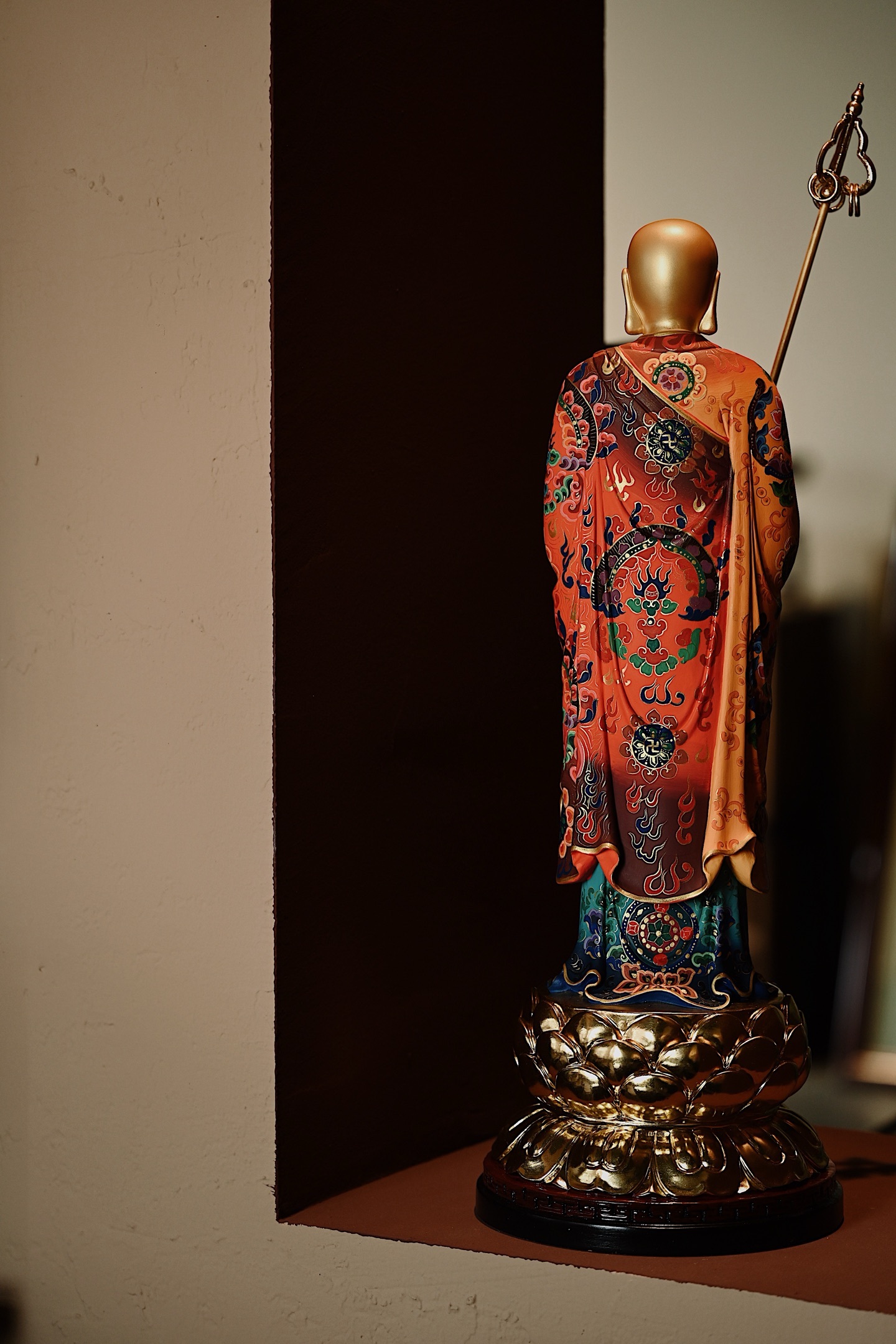 香樟木x彩绘x鎏金 | 地藏王地藏菩萨双目微垂、神态安详，身着僧袍，周身描金银，