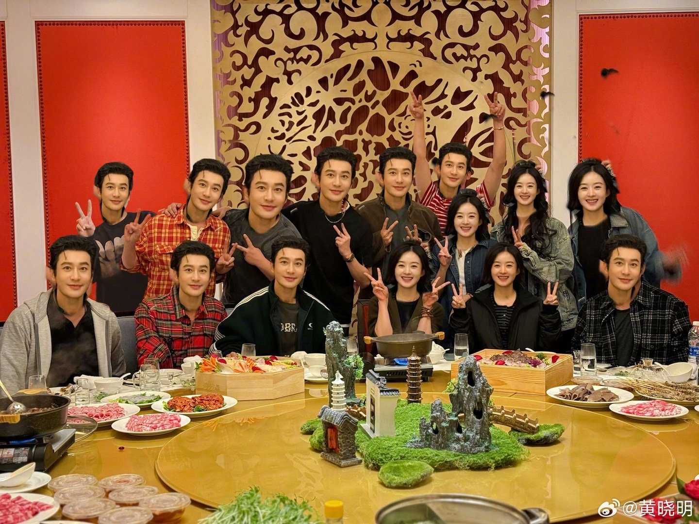 五个赵丽颖和十个黄晓明聚餐 ​黄晓明今天剧组十五个演员聚餐 ​好抽象啊啊啊啊啊啊