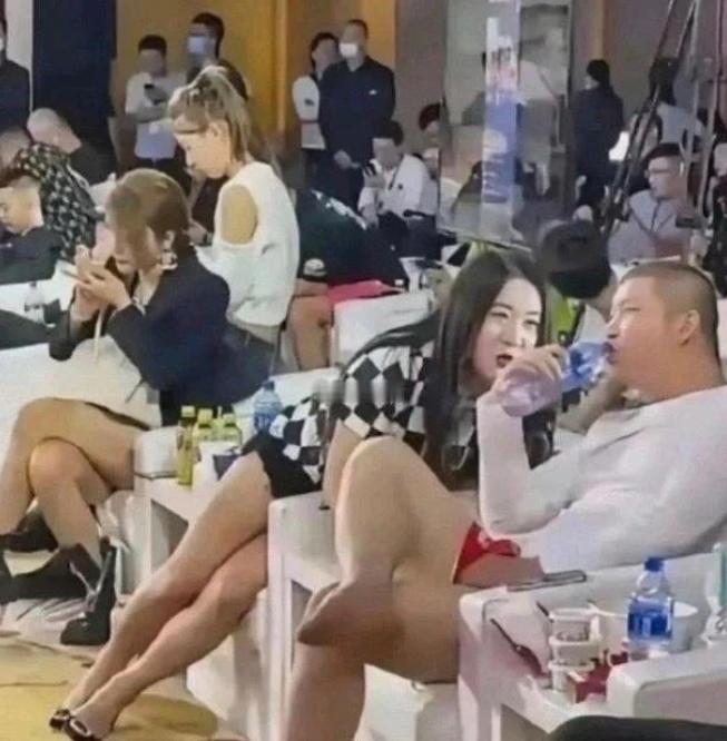 “台上光鲜亮丽，台下坐姿放飞！”

一场网红盛典活动，红毯跟舞台上面，一个个男男