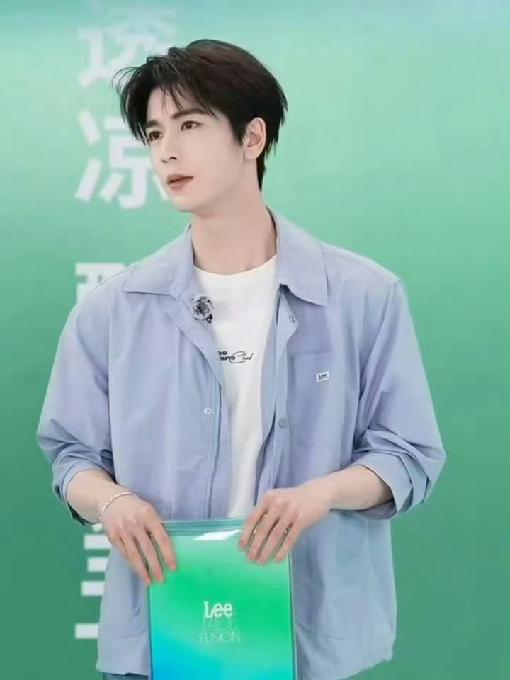 张凌赫 丁禹兮 侯明昊今晚直播状态🈶 