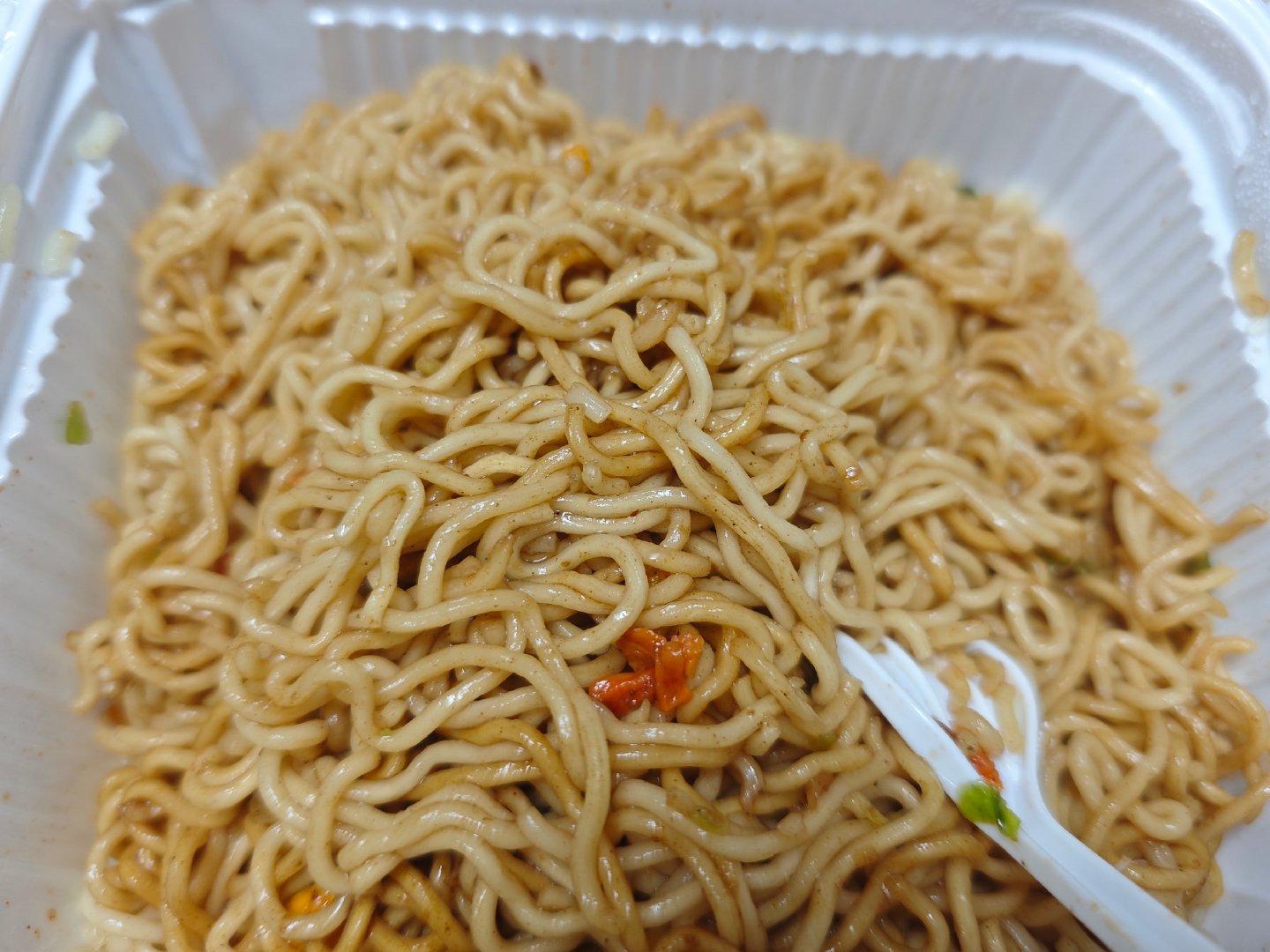 深夜吃炒面王，还是喜欢ufo ​​​