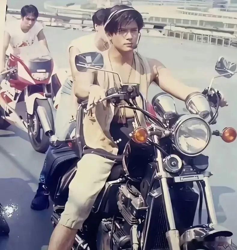 1990的郭富城真的帅气逼人，初中时，很多20左右岁男的剪 郭富城头，当年他这个