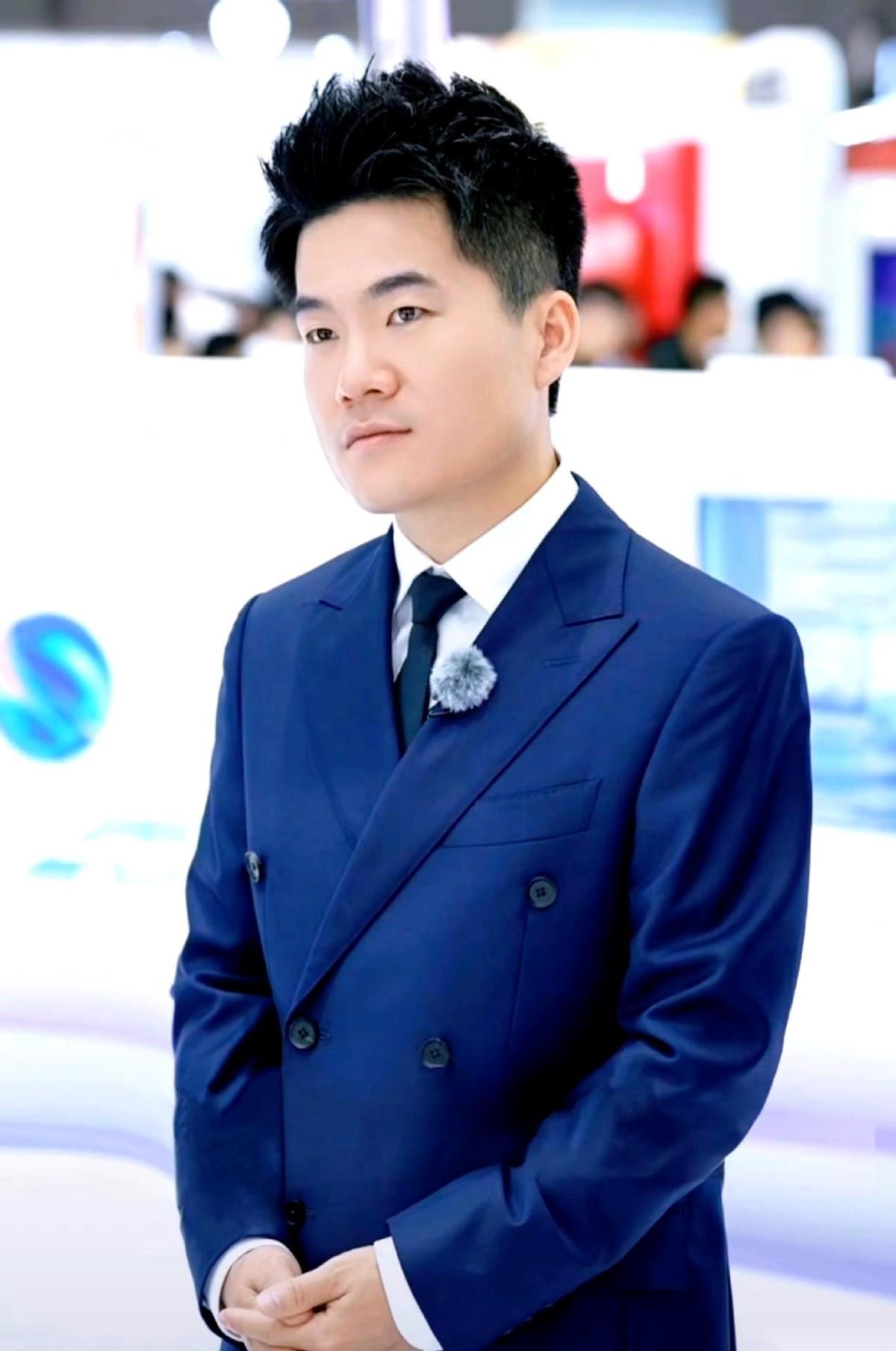 一个人，一天，一个亿。
你敢信吗？黄金时间，人家带着观众在慢悠悠地逛博物馆。
我