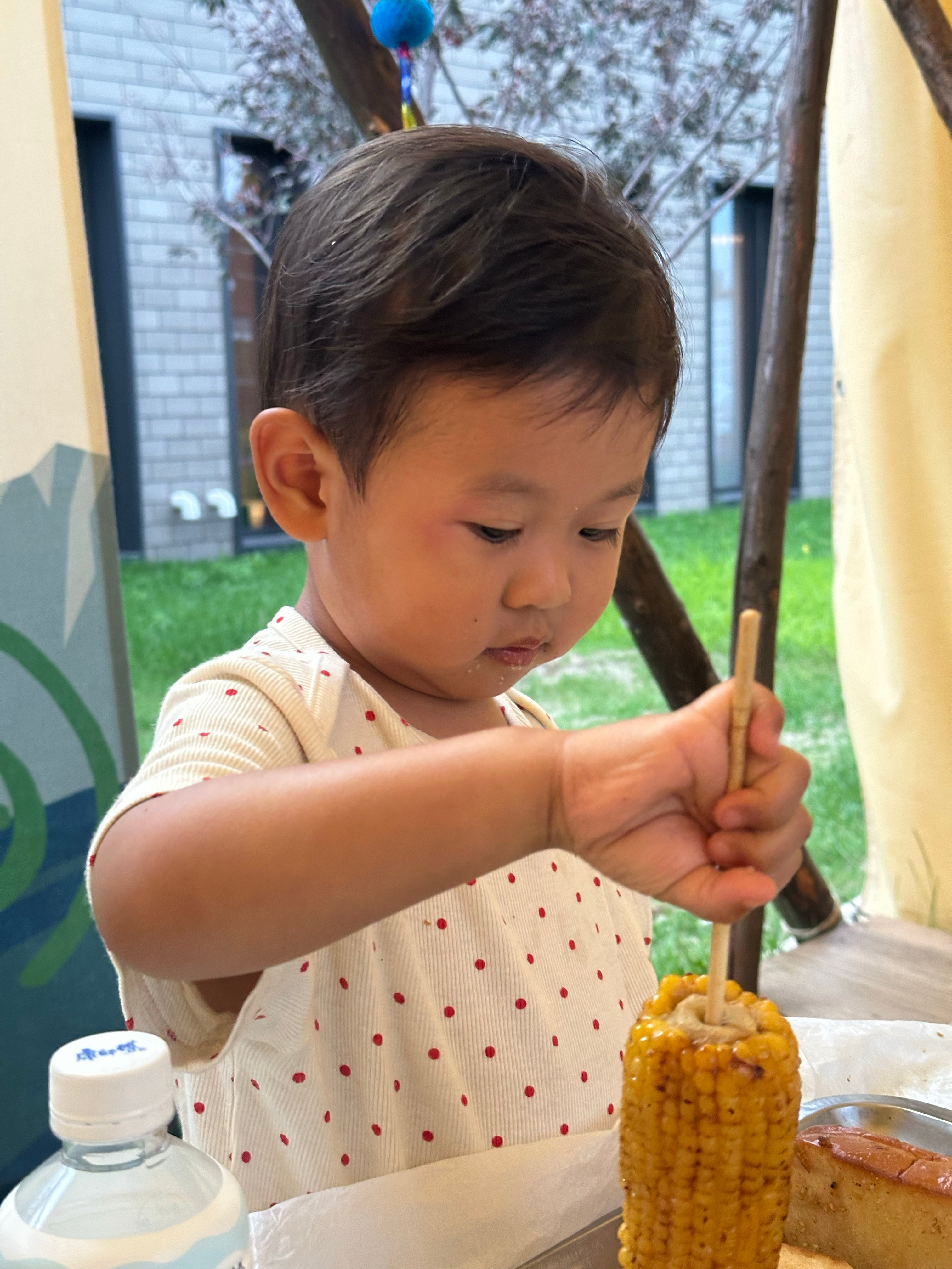 孩子刚才跑着摔了一跤，磕到台阶上了，眼眶周围立刻肿起来。有点后怕因为离眼睛非常近