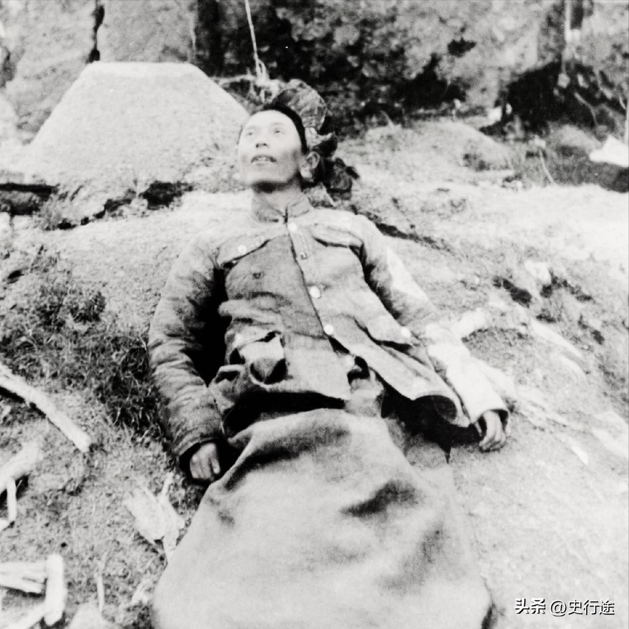 1946 年戴之奇师长兵败自尽，那张躺在小土堆上的照片令人唏嘘。他本是黄埔四期毕