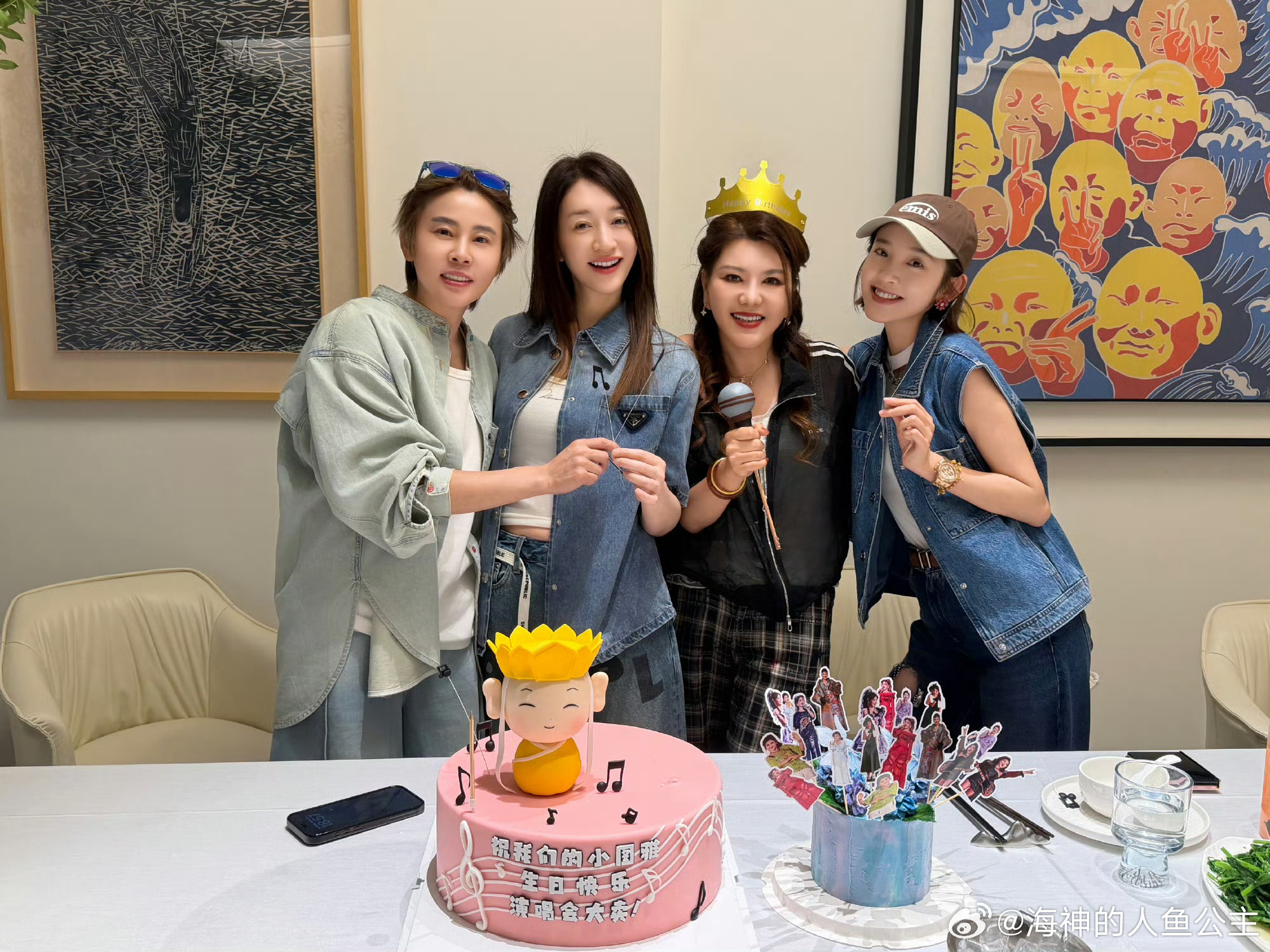 王濛李小冉唐艺昕为乌兰图雅庆生乌兰图雅过生日，心愿便利贴全家都来了。王濛、李小冉