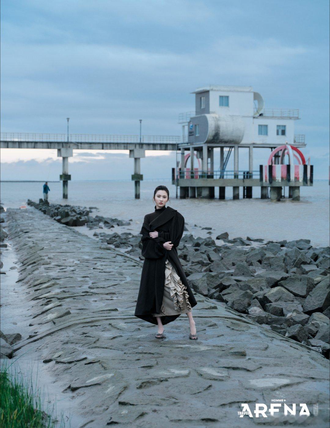 张慧雯蓝调海色漫过堤岸，风裹着松弛感漫上来，碎步慢走，自成风景。张慧雯蓝调时刻旅