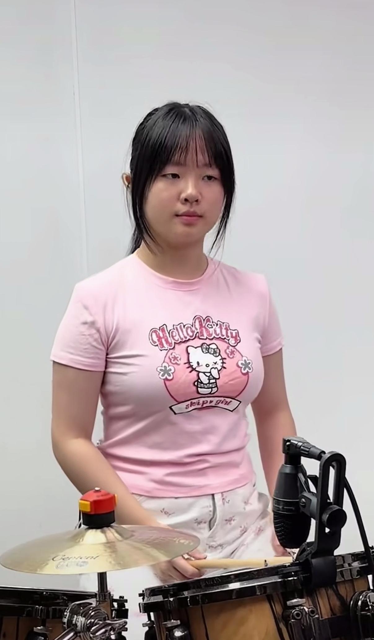 敲架子鼓的女学生！