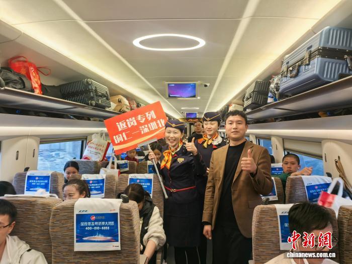 “南粤春暖”行动开行节后首趟开往深圳的返岗专列