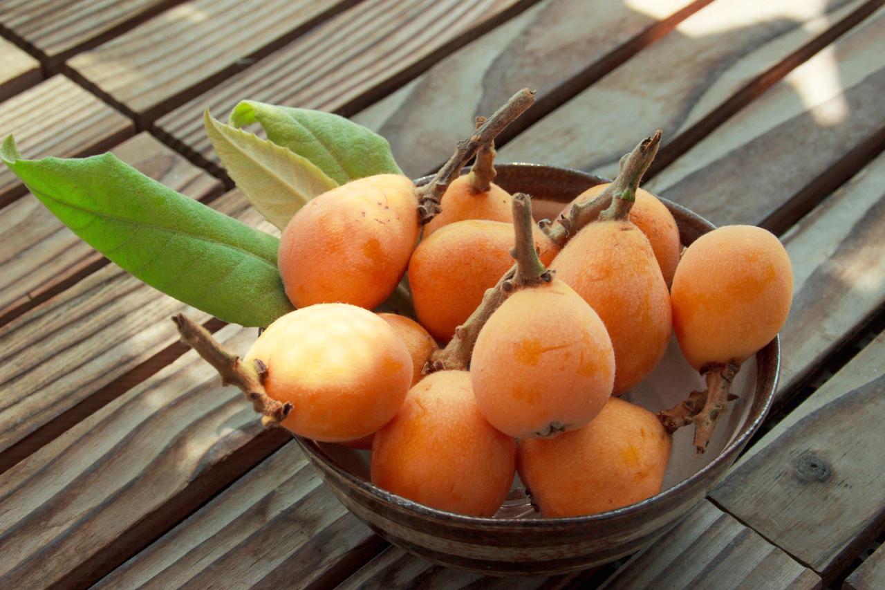 枇杷
把春天的甜，咬入心里☀️
春无梅雨🌧夏无台风🌀由此产出的枇杷外观也很光