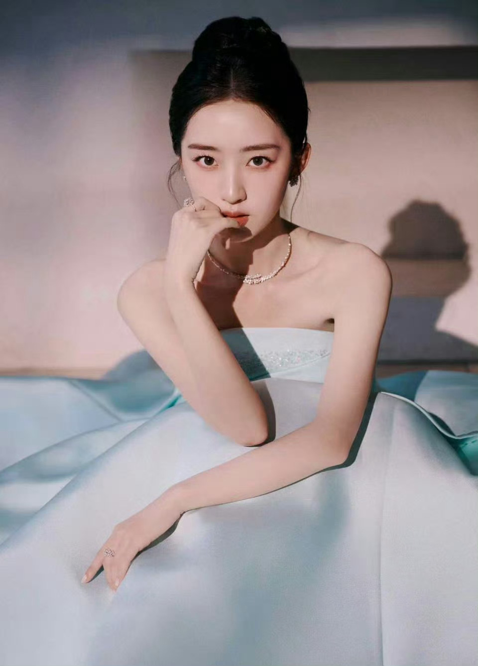 邓恩熙好温柔的美不得不说镜头里的邓恩熙总带着恰到好处的柔和，眼尾那点笑意像浸了温