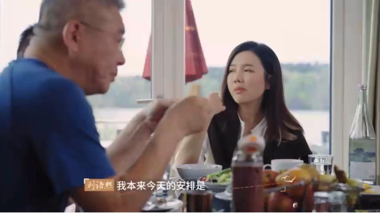 #黄健翔说不要执着于计划#刘语熙说可惜不能去露营，黄健翔安慰她说不要执着于计划，
