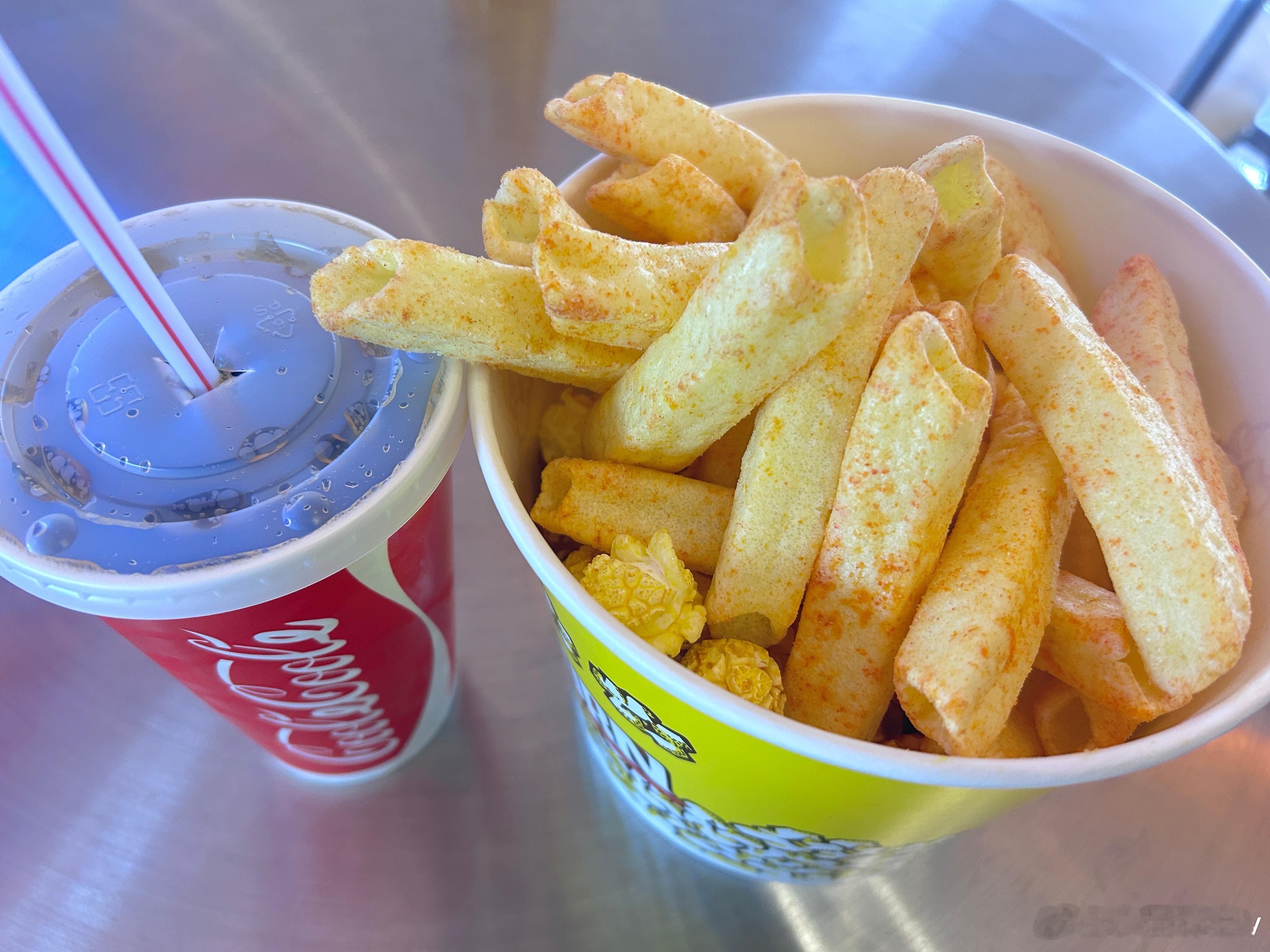 你好星期六你好星期六晚上，大半夜的拖家带口来看电影了爆米花比电影票贵～ 