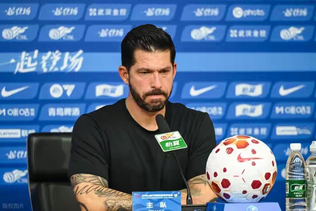 中超第2个下课主帅来了！武汉三镇主帅莫拉下课！邓卓翔上位！
今天下午，足球博主“