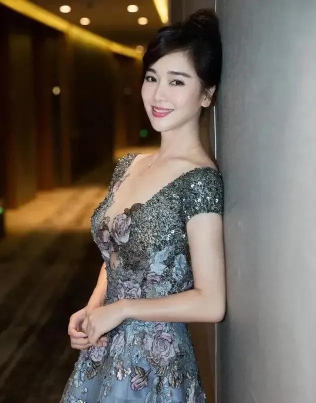 左小青，一个备受瞩目的实力派演员，她的名字在业内广受好评。她出道多年来，凭借出色