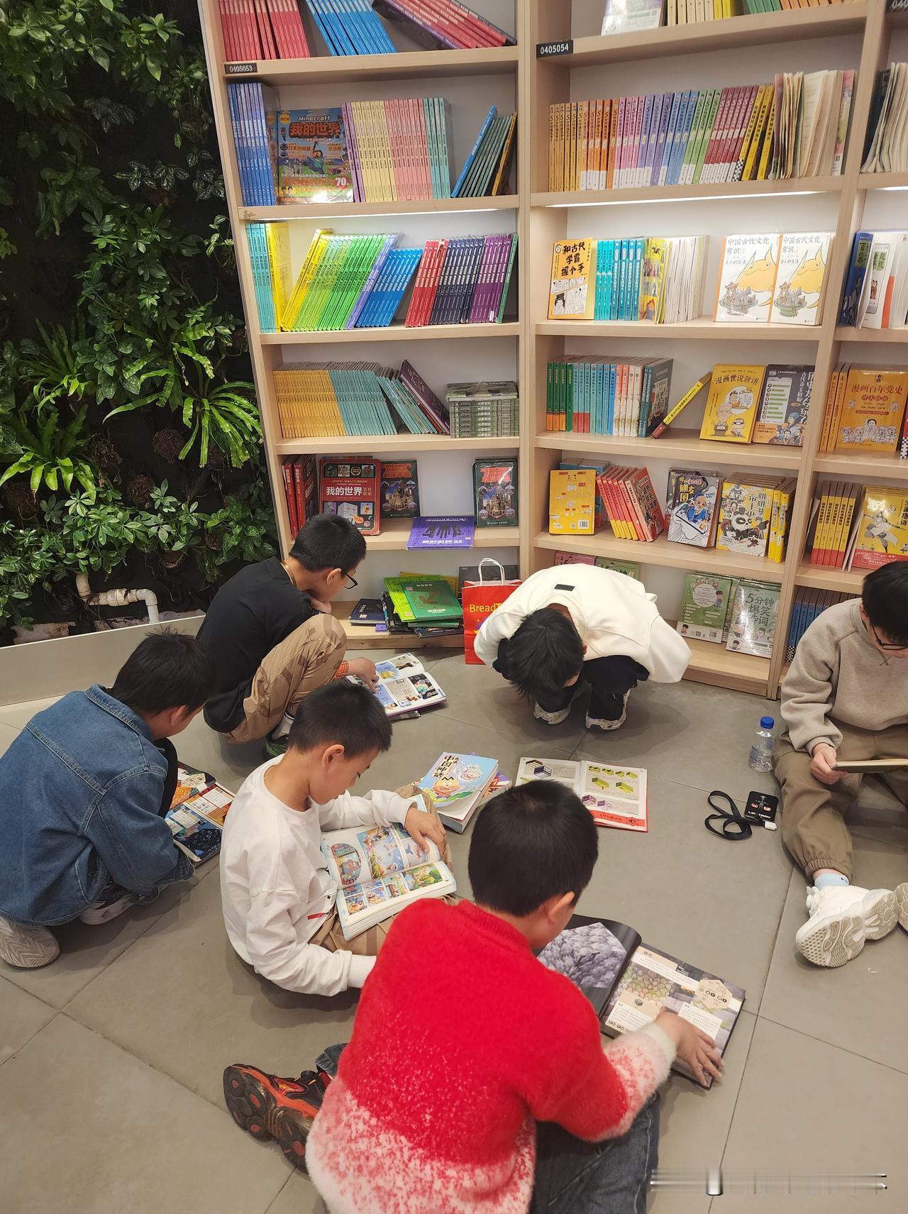 一堆小朋友看起来在很认真地看书，实际上全部都在看“我的世界”😂