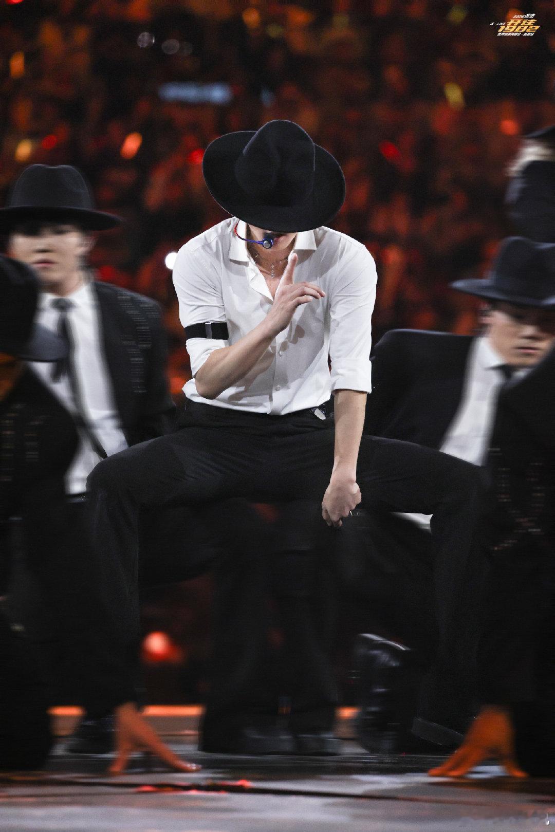 张杰张杰给张杰送黄金张杰未LIVE巡回演唱会大型“自己给自己送黄金”现场！张杰抽