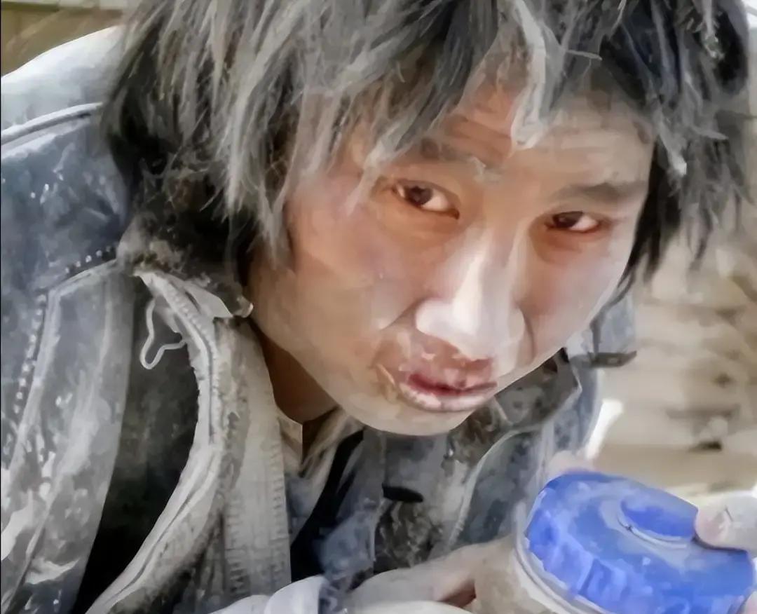 2007年，大学生崔松旺成为一名记者，谁曾想，几年后，他伪装成流浪汉，浑身散发恶