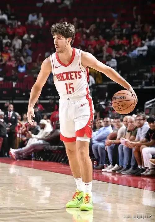 有人说，谢泼德就是落选秀的水平，夏季联赛都打不明白还指望他常规赛或者季后赛扛大旗